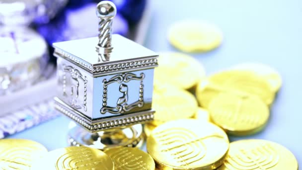 Hanukkah dreidel and gelt — Stock Video