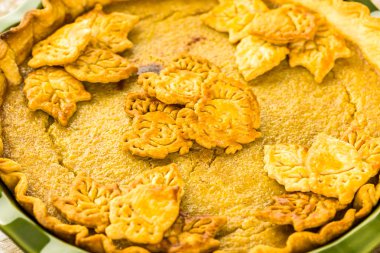 Ev yapımı balkabağı turtası.