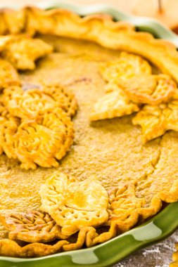 Ev yapımı balkabağı turtası.