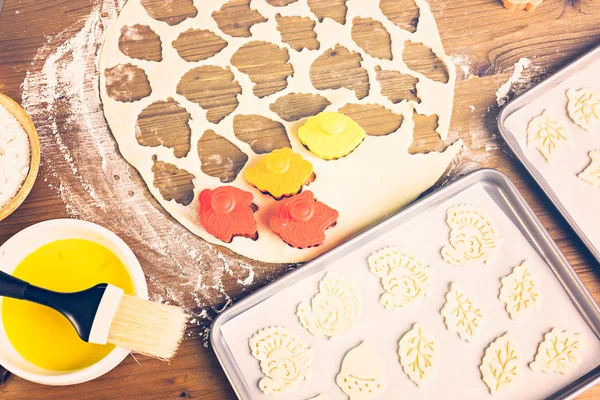 Odjíždí s soubor cookie stampers zdobit koláče — Stock fotografie