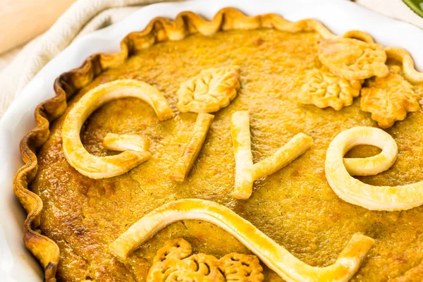 Pastel de calabaza casera con signo de dar — Foto de Stock