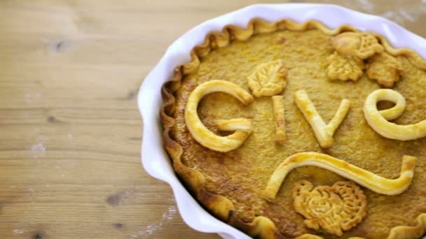 Hausgemachte Kürbiskuchen zum Erntedankfest — Stockvideo