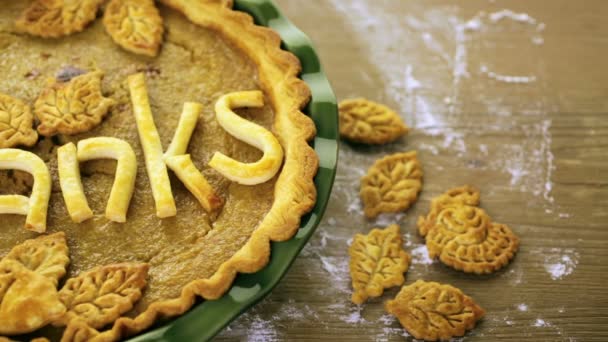 Zelfgemaakte pompoen taart voor Thanksgiving Day — Stockvideo