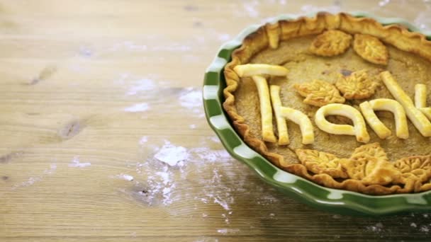 Homemade pumpkin pie for thanksgiving day — Stock Video