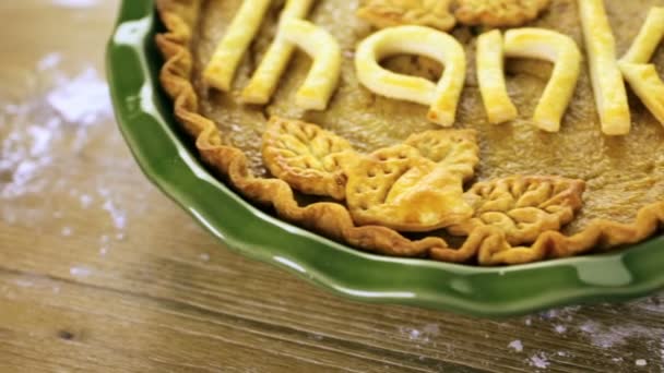 Homemade pumpkin pie for thanksgiving day — Stock Video