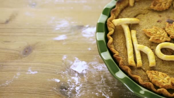 Homemade pumpkin pie for thanksgiving day — Stock Video