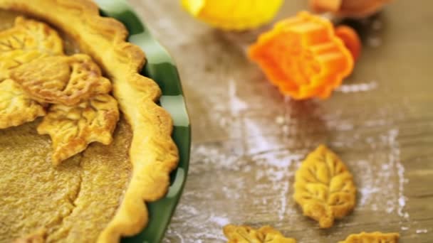 Zelfgemaakte pompoen taart voor Thanksgiving Day — Stockvideo