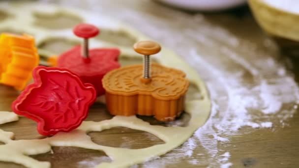 Estampador de galletas de pastel de calabaza — Vídeos de Stock