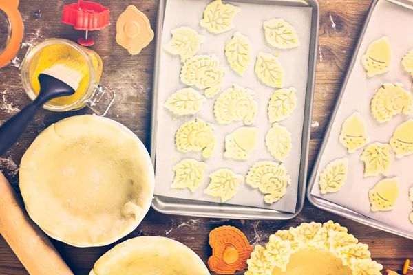 Découpe de feuilles d'automne, tarte à la citrouille — Photo