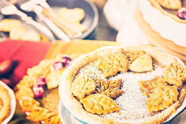 Torta di zucca con Autunno timbrato foglie — Foto Stock