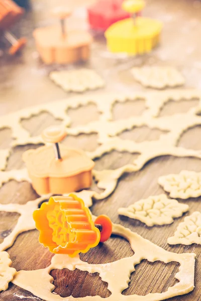 Cortando folhas de outono, torta de abóbora — Fotografia de Stock