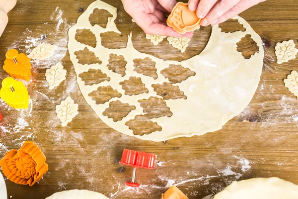 Cortando folhas de outono, torta de abóbora — Fotografia de Stock