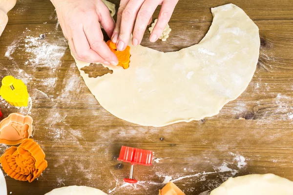 Cortando folhas de outono, torta de abóbora — Fotografia de Stock