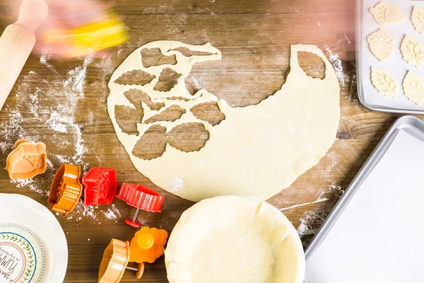 Cortando folhas de outono, torta de abóbora — Fotografia de Stock