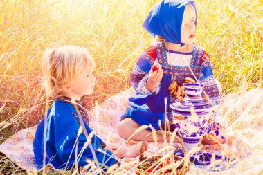 Rus kostümleri giyen çocuk