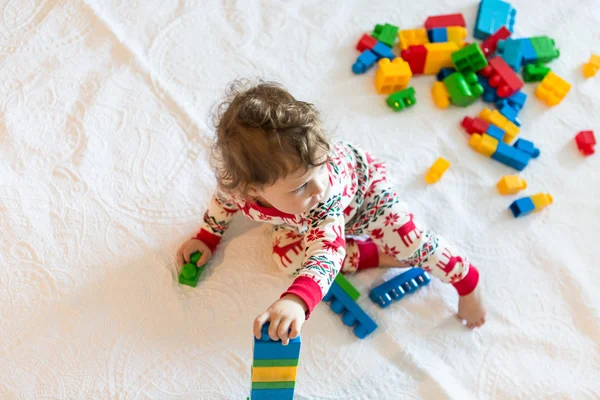 Wyleczenie malucha dziewczyny gry z kolorowe bloki — Zdjęcie stockowe