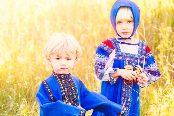 Crianças vestindo trajes russos — Fotografia de Stock