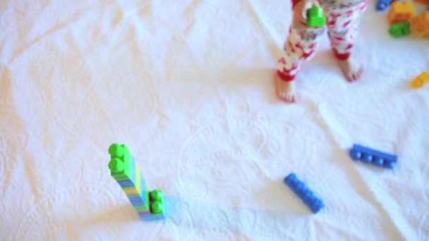 Κορίτσι μικρό παιδί θεραπεία που παίζει με το πολύχρωμο μπλοκ — Αρχείο Βίντεο