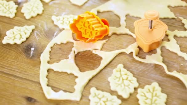 Pumpkin pie cookie stamper — Stock Video