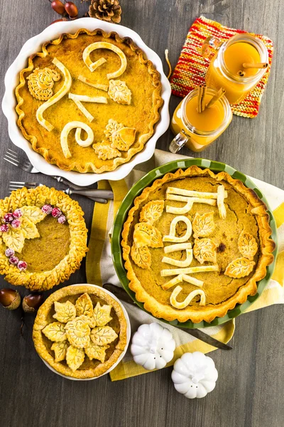 Torte di zucca con foglie timbrate autunno — Foto Stock