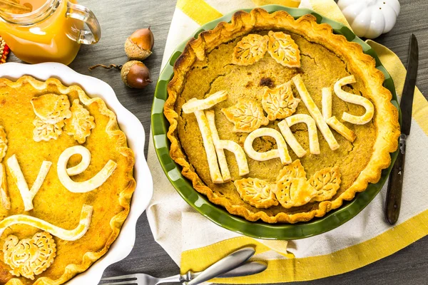 Torte di zucca con foglie timbrate autunno — Foto Stock