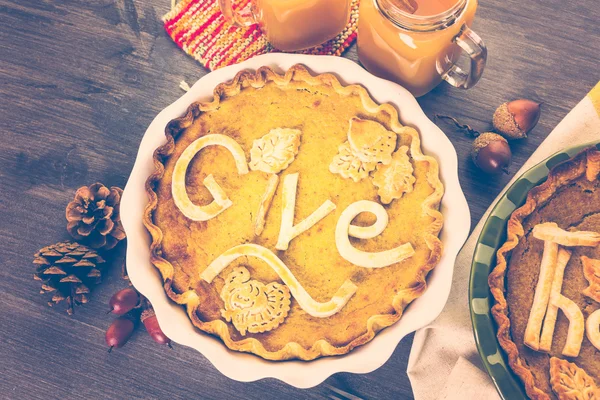 Pastel de calabaza con hojas estampadas de otoño — Foto de Stock