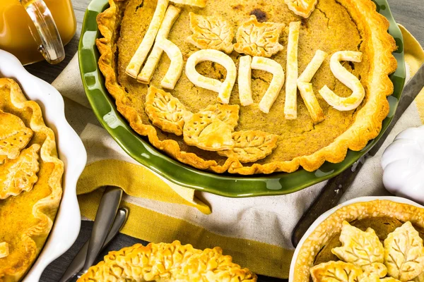 Tartas de calabaza con hojas estampadas de otoño — Foto de Stock