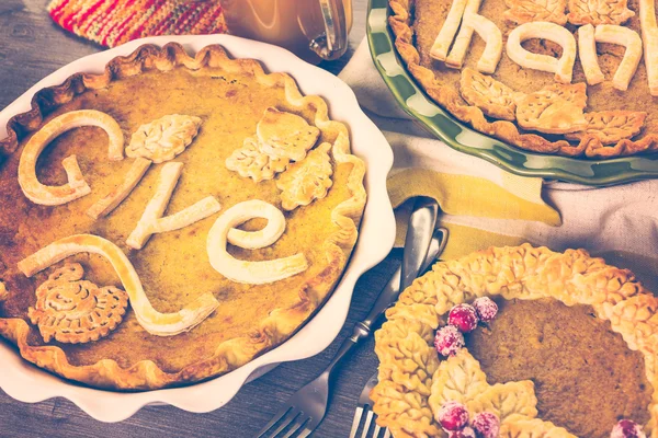 Tartes à la citrouille avec feuilles estampillées d'automne — Photo