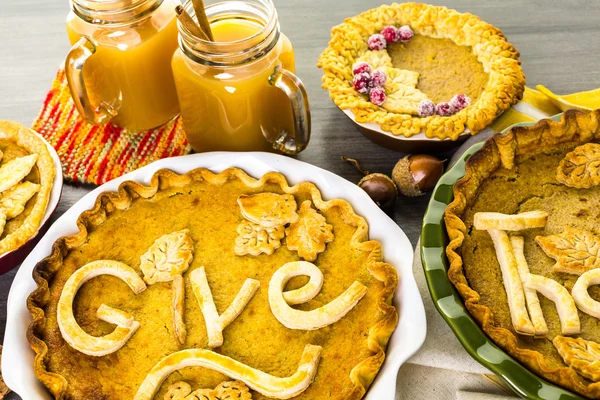 Tartas de calabaza con hojas estampadas de otoño — Foto de Stock