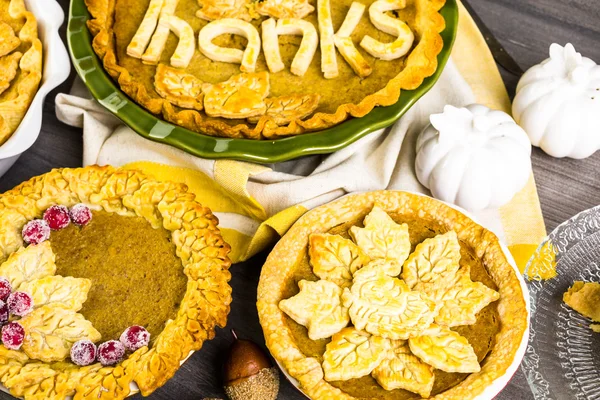 Tartas de calabaza con hojas estampadas de otoño — Foto de Stock