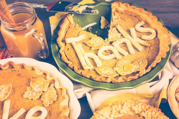 Tartas de calabaza con hojas estampadas de otoño — Foto de Stock