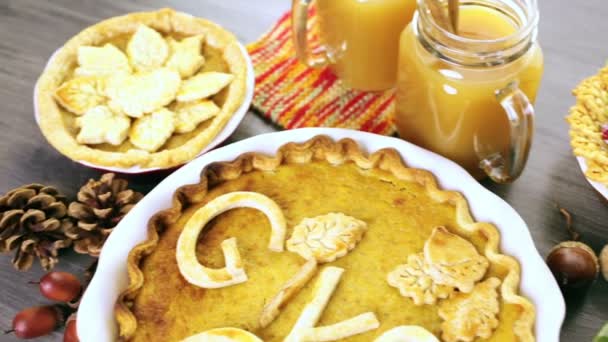 Homemade pumpkin pies for thanksgiving day — Stock Video