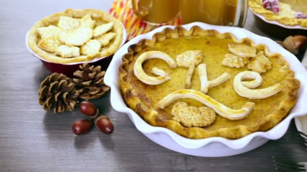 Homemade pumpkin pies for thanksgiving day — Stock Video