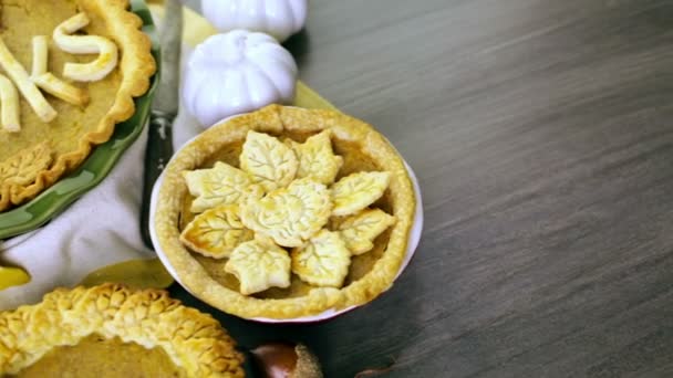 Tortas de abóbora caseiras para o dia de ação de graças — Vídeo de Stock