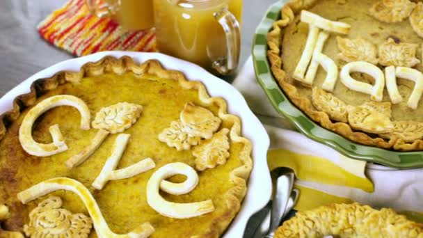 Hausgemachte Kürbiskuchen zum Erntedankfest — Stockvideo