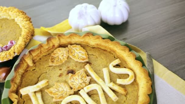 Homemade pumpkin pies for thanksgiving day — Stock Video