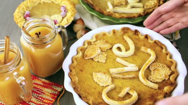 Zelfgemaakte pompoen taarten voor thanksgiving day — Stockvideo