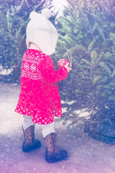 Niedliche Baby-Mädchen auf der Weihnachtsmesse — Stockfoto