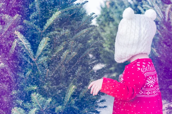 Menina bebê em vestido escandinavo vermelho — Fotografia de Stock