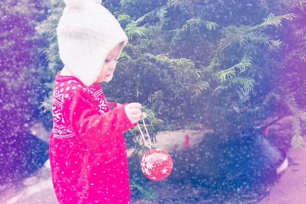 Κοριτσάκι με κόκκινο φόρεμα σκανδιναβικές — Φωτογραφία Αρχείου