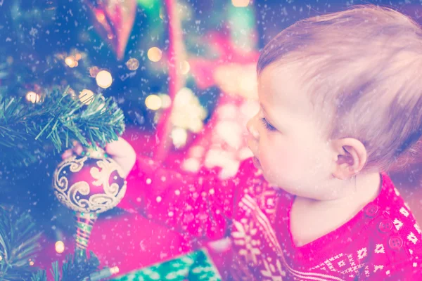 Χαριτωμένο κοριτσάκι σε χριστουγεννιάτικα — Φωτογραφία Αρχείου