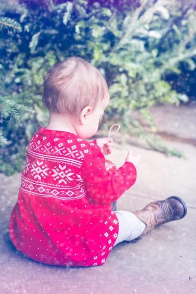 İskandinav Kırmızı elbiseli kız bebek — Stok fotoğraf