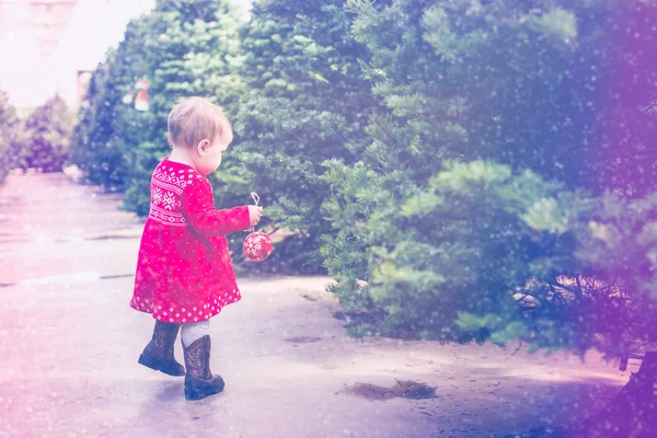 Niña en vestido escandinavo rojo —  Fotos de Stock