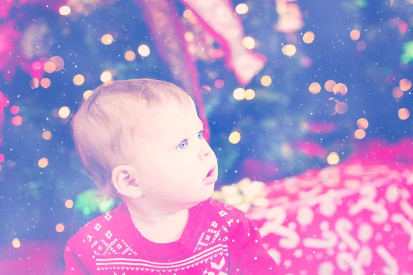 Menina bebê em vestido escandinavo vermelho — Fotografia de Stock