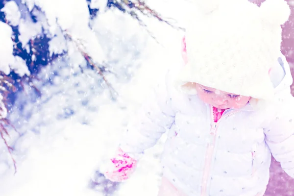 Dziecko dziewczynka gra ze śniegu — Zdjęcie stockowe