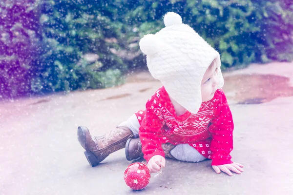 宝贝女孩穿着红色斯堪的纳维亚 — 图库照片