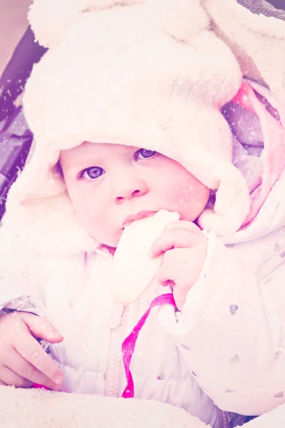 Niña jugando con nieve —  Fotos de Stock