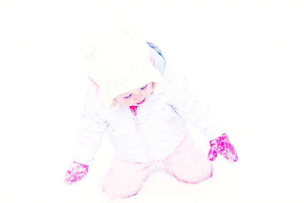 Дитяча дівчинка грає зі снігом — стокове фото