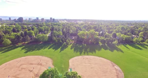 Golfbana omgiven av naturparken. — Stockvideo