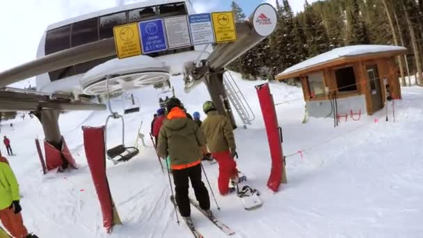 Día de invierno, esquí alpino — Vídeo de stock